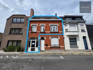 Deze ruime woongelegenheid (133m² bewoonbare oppervlakte) is prima gelegen in een rustige straat tussen het centrum en het nabije station.De eigendom...