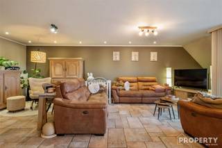 Ontdek dit unieke penthouse waar luxe, comfort en rust samenkomen. Dankzij de lift die rechtstreeks in het appartement uitkomt, geniet je van...