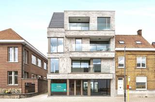 Luxe-appartement, afgewerkt met de beste materialen! 6% BTW mogelijk! Topgelegen, in de nabijheid van openbaar vervoer, winkels, scholen, in het CENTRUM van Avelgem. Kwalitatief gebouw, voor mensen die op zoek zijn naar luxe en afwerking. INDELING: inkom en apart toilet, gezellige zithoek, geïnstalleerde keuken met EILAND en extra eetplaats, grote handige berging, nachthal, 2 slaapkamers en badkamer. Bezoek na afspraak met IMMO BEGUIN: info@immobeguin.be