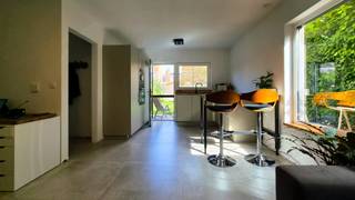 Opportunité unique, cet appartement d'une chambre avec grand jardin, à louer pour 6 mois.<br />L'appartement a été rénové avec goût et dispose d'une nouvelle salle de bain et d'une nouvelle cuisine, chauffage au sol....<br />Il est meublé avec un grand salon d'angle, une table à manger et des chaises, un bar de petit-déjeuner dans la cuisine, un lit double et une grande armoire. Du mobilier de jardin est également disponible.<br />L'appartement est bien situé, calme mais proche du centre-ville de Bruges, des magasins, des équipements sportifs et de loisirs,... et dispose d'une place de parking privée.<br /><br />C'est une opportunité idéale pour un logement temporaire. Pas de domicile requis, loyer de 1250 EUR toutes charges comprises, pas de frais supplémentaires pour la consommation de TV, internet, électricité, gaz, eau.<br /><br />Disponible du 11 octobre jusqu'à fin avril 2027.