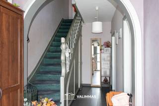 VALIMMAS verhuurt in het volle centrum van Asse deze welgelegen en instapklare woning met garage en tuin....
Het gelijkvloers omvat een inkomhal, een toilet, een salon en een eetkamer met open ingerichte keuken met toegang tot het terras/tuin.
De verdieping herbergt een overloop, een bureel, twee slaapkamers en een badkamer met douche en toilet.
De dakverdieping werd ingericht als een overloop met bureel/kinderkamer en een ruime derde slaapkamer.
De woning is volledig onderkelderd: garage, kelders, wasplaats en tuinberging met toegang naar de tuin.
Instapklaar en uitgerust met alle hedendaags comfort. Elektrische installatie conform AREI (blanco attest 22/04/2024). Prima EPC: 201 kWh/m² - energielabel C.
Mooi en residentieel gelegen in volle centrum (zone 30), met alle centrumfuncties binnen handbereik: winkels, scholen, Markt, openbaar vervoer, bushaltes en station, sportcomplex,....
+++++++++++
Bezoekmoment inplannen? Dat kan eenvoudig via onze website www.valimmas.be. Klik vervolgens op de blauwe knop "BEZOEK DIT PAND" bij het pand van je keuze. Let op: afspraken maken kan enkel nog online.
+++++++++++