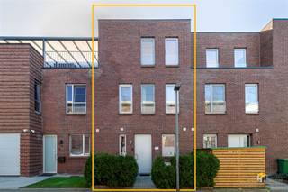 <p><span>Sus Van Den Eyndestraat 22 - Antwerpen (2020)</span></p><p><span> </span></p><p><span>Instapklare woning (143m²) met 4 slaapkamers, 2 terrassen en tuin (54 m²) in Antwerpen (2020).</span></p><p><span> </span></p><p><span>Je woont hier rustig, maar toch uiterst centraal, pal achter het Den Tir Shopping Center. Dat betekent genieten van alle voordelen van het winkelcentrum – winkels, horeca en voorzieningen vlakbij – zonder de drukte ervan te ervaren. Bovendien profiteer je hier van een uitstekende bereikbaarheid met het openbaar vervoer, de velo en de wagen.</span></p><p><span>De woning, opgeleverd in 2007, werd steeds goed onderhouden en behaalt een gunstige EPC-score B. Het dak is geïsoleerd volgens de huidige normen en de elektriciteit is conform. Verder zijn er aluminium ramen met dubbele hoogrendementsbeglazing en is de woning uitgerust met airconditioning, wat bijdraagt aan het wooncomfort.</span></p><p><span>Je komt binnen in de inkomhal met apart gastentoilet. Van daaruit betreed je de ruime woonkamer met open keukenhoek, samen goed voor een oppervlakte van ongeveer 42 m². De keuken is uitgerust met alle hedendaags comfort. Via een schuifdeur heb je toegang tot de zuid-georiënteerde tuin van 54 m², een fijne plek om te genieten van de zon.</span></p><p><span>Op de eerste verdieping bevinden zich drie (slaap)kamers met oppervlaktes variërend van 5 m² tot 12 m². Daarnaast is er een aparte berging en een badkamer van 6 m², uitgerust met een ligbad/douche, toilet en dubbele lavabo. Vanuit de slaapkamers aan de achterzijde heb je toegang tot een eerste terras van 8 m².</span></p><p><span>De bovenverdieping herbergt een vierde slaapkamer van 16 m², die uitgeeft op het tweede terras van 15 m². Met een tuin én twee terrassen is er hier duidelijk geen gebrek aan buitenruimte.</span></p><p><span>Ben je op zoek naar een comfortabele gezinswoning met 4 slaapkamers en veel buitenruimte op een centrale ligging? Mis deze kans niet!</span></p><p><span>Bewoonbare opp.143 m² – ref.: bruto vloeropp. Voor meer info of een gratis schatting surf naar </span><span><span>www.hansimmo.be</span></span></p><p><span> </span></p>