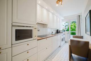 <strong>Location</strong><br /><br />Located on Franklin Rooseveltlaan near Koning Albertpark in Ghent. Within walking distance of the city center and with easy access to public transportation as well as the E40/E17.<br /><br /><strong>Layout</strong><br /><br />The apartment is located on the 4th floor and consists of a spacious entryway with a coat closet/storage area and a guest bathroom, a bright living room with a view of Koning Albertpark, a fully equipped kitchen with an outdoor area and a view of the park, the first spacious bedroom with a terrace, the bathroom with a double sink and bathtub, and the second bedroom with a terrace.<br /><br /><strong>Highlights</strong><br /><br />- Location<br />- Move-in ready<br />- Basement storage<br />- Fourth floor<br /><br /><strong>Option to purchase a locked garage.</strong><br /><br />For more information and/or to schedule a visit, call Guillaume Delbecque at 0472/25.70.76<br />