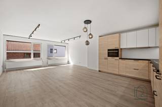 <p><span>Instapklaar appartement met 2 slaapkamers op toplocatie in Wijgmaal</span></p><p><span>Op zoek naar een </span><span>instapklaar appartement zonder zorgen</span><span>, met lage kosten en een interessante ligging? Dan is dit volledig gerenoveerde appartement op de eerste verdieping van een kleinschalig gebouw absoluut het ontdekken waard.</span></p><p><span>Het appartement beschikt over een </span><span>frisse, moderne uitstraling</span><span> en werd recent volledig gerenoveerd. Je vindt er onder andere </span><span>twee slaapkamers</span><span> en een </span><span>vernieuwde badkamer met inloopdouche</span><span>. Dankzij het </span><span>goede EPC</span><span>, de </span><span>conforme elektrische keuring</span><span> en het feit dat er </span><span>geen asbest aanwezig is</span><span>, hoef je je de komende jaren weinig zorgen te maken.</span></p><p><span>Een grote troef is het </span><span>kleinschalige gebouw</span><span>. Hierdoor blijven de gemeenschappelijke kosten bijzonder laag en zijn er </span><span>geen maandelijkse kosten</span><span>. Ideaal voor wie betaalbaar en zorgeloos wil wonen.</span></p><p><span>Ook de ligging is een absolute plus. Het appartement bevindt zich </span><span>vlakbij het station van Wijgmaal</span><span>, waardoor Leuven en andere steden vlot bereikbaar zijn. Het centrum van </span><span>Leuven ligt op fietsafstand</span><span>, terwijl je ook het centrum van Wijgmaal gemakkelijk te voet bereikt. Winkels, voorzieningen en openbaar vervoer zijn dus allemaal binnen handbereik.</span></p><p><span>Dit appartement is dan ook </span><span>ideaal als eerste woning</span><span> voor wie op zoek is naar een comfortabele thuis zonder al te veel zorgen. Maar ook voor investeerders is dit een interessante opportuniteit: dankzij de recente renovatie kan je het appartement </span><span>zonder grote bijkomende investeringen verhuren</span><span>, wat ruimte biedt voor een mooi rendement.</span></p><p><span>Kortom: een gerenoveerd appartement met twee slaapkamers, lage kosten, een uitstekende bereikbaarheid en interessante mogelijkheden voor zowel eigen bewoning als investering.</span></p><p><span>Interesse om dit appartement zelf te ontdekken?<br />Neem dan contact op met </span><span>ReuzeGoed</span><span> voor een bezoek via <span>welkom@reuzegoed.be</span></span><span> of via 0470 11 56 80</span></p>
