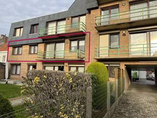 Fantastisch centraal gelegen appartement. De inkomhal geeft uit in een ruime living met aangrenzende keuken. Beide met rechtstreekse toegang tot...