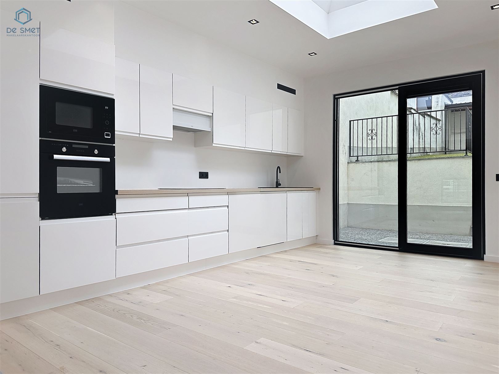 Beautifully Renovated Townhouse with 5 Bedrooms, 2 Bathrooms, and Garden in the Heart of Geraardsbergen - photo 2