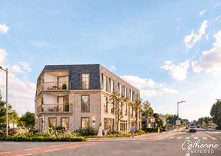 Op het gelijkvloers van nieuwbouwproject Mansarde Schilde, aan de Turnhoutsebaan 422, bevindt zich deze ruime commerciële ruimte op een centrale en goed zichtbare locatie in Schilde.<br /><br />De ruimte wordt casco opgeleverd, waardoor u alle vrijheid heeft om de indeling en inrichting volledig af te stemmen op uw activiteit en specifieke behoeften. Indien gewenst, kan ook een verdere afwerking worden voorzien.<br /><br />Dankzij de ligging aan de Turnhoutsebaan geniet de ruimte van een mooie combinatie van zichtbaarheid, bereikbaarheid en een centrale ligging in Schilde. De tijdloze architectuur en kwalitatieve uitstraling van Mansarde maken dit een aantrekkelijke locatie voor een zaak, praktijk of kantoor.<br /><br />Vraagprijs commerciële ruimte: € 352.500 excl. btw en kosten.<br />De geafficheerde prijs is exclusief autostaanplaats (€ 17.500 excl. btw), die verplicht mee aangekocht wordt.<br /><br />Er is eveneens de mogelijkheid om beide commerciële ruimtes samen aan te kopen en zo één grotere handelsruimte te creëren.<br /><br />Start werken voorzien: voorjaar 2027<br />Oplevering voorzien: najaar 2028<br /><br />P-score: A<br />G-score: A<br /><br />Wenst u graag meer info? Aarzel niet en neem vandaag nog contact met me op.<br />Catherine – 0472 23 14 51 – welkom@catherinevastgoed.be