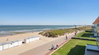 Top appartement met sublieme afwerking en 3 dubbele slaapkamers gelegen aan de Wandeldijk, op de 2de verdieping van de prestigieuze residentie "Lekkerbek". Het appartement geniet van zowel een ruim terras vooraan met prachtig zicht op zee, het strand en de duinen als een zuidgericht terras achteraan met open zicht op het groen. 

Indeling van het appartement:
Ruime inkomhal met vestiaire en gastentoilet. Ruime leefruimte bestaande uit een salon uitgevend op een terras (met bergruimte) genietende van een weids zicht op zee, het strand en de omliggende duinen. Luxe en volledige geïnstalleerde open keuken in natuursteen met aansluitend eetplaats. Nachthal. Slaapkamer 1 voorzien van ingemaakte kasten en ensuite badkamer (dubbele lavabo, ligbad en toilet). Slaapkamer 2 voorzien van ingemaakte kasten en ensuite douchekamer (lavabo en inloopdouche). Slaapkamers 1 en 2 geven uit op een ruim zuidgericht terras met open zicht op het groen. Slaapkamer 3 voorzien van ingemaakte kasten. Aparte douchekamer voorzien van inloopdouche, lavabo en toilet. Bergruimte met aansluiting voorzien voor wasmachine/droogkast. 

Ruime privatieve kelder en gemeenschappelijke fietsenberging. Conciërge aanwezig. 
Mogelijkheid tot aankoop van een ruime garagebox voor 2 wagens in de ondergrondse garage van de residentie. 