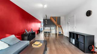 Instapklaar en energiezuinig duplex appartement met groot terras gelegen in het centrum van Leopoldsburg, bestaande uit:+ Gastentoilet met...