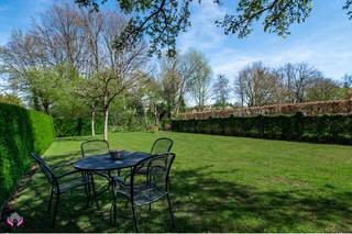 Deze halfopen bebouwing heeft heel wat troeven. Om te beginnen is er de uitstekende ligging, aan de rand van het groene Vriesdonk en op wandelafstand van het centrum van Brasschaat. U woont hier in een fijne, rustige buurt waar buren elkaar nog kennen.<br />Op een mooi perceel van 875 m² met een bouwbreedte van 11 meter geniet u van ruimte en rust. De heerlijke tuin is gericht op het oosten, plaats in overvloed. <br />Binnen voelt u meteen dat dit een oerdegelijke woning is. De constructie is stevig, de indeling is doordacht en de aangename lichtinval op zowel het gelijkvloers als de verdieping zorgt voor een bijzonder fijne sfeer. De woning is instapklaar, maar biedt tegelijk ook nog heel wat mogelijkheden om ze verder naar eigen smaak aan te passen.<br />Op het gelijkvloers ervaart u een leuke, natuurlijke doorloop van de leefruimte naar de annexruimte, ideaal als bibliotheek, bureau of speelhoek, en verder naar de keuken. Vanuit zowel de keuken als de leefruimte heeft u toegang tot het windvrije terras,een zalige plek om in alle privacy te ontspannen. Via de zijdeur of de garage met sectionale poort komt u bovendien rechtstreeks aan de keuken uit, bijzonder handig met boodschappen.<br />Op de verdieping vindt u naast 3 slaapkamers en een badkamer ook een vlizotrap naar de indrukwekkend ruime zolder. Hier kan u echt beginnen dromen: de mogelijkheden zijn talrijk. Er zijn reeds Veluxramen aanwezig en de vloer is al voorzien van een chape.<br />Ook op energetisch vlak zijn er nog kansen om deze woning verder te optimaliseren. Een extra isolatielaag bovenop de bestaande 6 cm dakisolatie kan het EPC verbeteren, net als het vervangen van enkele ramen met enkel glas. De isolatie van het platte dak kon niet worden aangetoond en de cv-ketel is aan vernieuwing toe. Pakt u dit laatste eerst aan, dan komt u meteen op een score waarbij u niet langer renovatieplichtig bent.<br />Verder beschikt deze woning nog over een dubbele garage, een kelder én een kruipkelder.<br />Laat u niet misleiden door het EPC: deze score is absoluut snel en haalbaar te verbeteren.<br />Maak een afspraak om deze fijne, oerdegelijke woning zelf te ontdekken.<br />Bel Katrin op 03 283 44 00 of mail naar katrin@wollaertvastgoed.be.