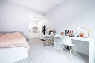 <p><strong>!!! HUUROVEREENKOMST VAN 1 JAAR EN UITSLUITEND VOOR STUDENTEN !!! BRUSSEL-CENTRUM – Op een steenworp van de Koninklijke Vlaamse Schouwburg (KVS) en de kaaien, vlakbij De Brouckère en de Beurs, in de nabijheid van talrijke hogescholen en universiteiten, met veel openbaar vervoer en winkels in de omgeving, GEMEUBILEERDE studio (UL 1E6) uitsluitend voor studenten in een in 2017 volledig gerenoveerd gebouw van ±28m² bewoonbare oppervlakte bestaande uit een leefruimte, een uitgeruste open keuken (koelkast/vriezer, kookplaat, dampkap, microgolfoven), douchekamer (douche, toilet, wastafel). Gemeenschappelijke ruimte op het gelijkvloers met wasruimte en tuin. Vaste kosten van € 150/maand (koud water, warm water, verwarming, gemeenschappelijke delen, elektriciteit, internet). Beschikbaar vanaf 15/09/2026! EPC C! Afmetingen worden ter indicatie gegeven.</strong></p>
<p> </p>
<p><u>UL 1<sup>E</sup>6 – 1<sup>e</sup> verdieping:</u></p>
<ul>
<li>Leefruimte</li>
<li>Uitgeruste open keuken (koelkast/vriezer, kookplaat, dampkap, microgolfoven)</li>
<li>Douchekamer (douche, toilet, wastafel)</li>
</ul>
<p> </p>
<p>Gemeenschappelijke ruimte op het gelijkvloers met wasruimte en tuin</p>