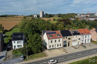 <p><span>Op een strategische locatie in Heverlee bevindt zich deze interessante opbrengsteigendom met </span><strong><span>10 verhuureenheden</span></strong><span>, op wandelafstand van de campus Sociale Hogeschool en campus UZ Gasthuisberg. Ook de technologiecampus van IMEC en het centrum van Leuven bevinden zich vlakbij. Dankzij deze uitstekende ligging en bereikbaarheid kent de eigendom een </span><strong><span>zeer vlotte verhuurbaarheid</span></strong><span>.<br /><br /></span><span>De eigendom telt momenteel 10 studio’s. In het kader van de stedenbouwkundige regularisatie dienen deze te worden omgevormd naar </span><strong><span>10 studentenkamers</span></strong><span>, al dan niet met eigen sanitair. Hiervoor werd reeds een </span><strong><span>voorwaardelijk gunstig stedenbouwkundig attest</span></strong><span> afgeleverd door Stad Leuven.<br /><br /></span><span>Een belangrijke bijkomende troef is het </span><strong><span>ontwikkelingspotentieel op het naastliggende gedeelte van het perceel</span></strong><span>. Het stedenbouwkundig attest voorziet eveneens in de mogelijkheid om hier een </span><strong><span>nieuwe ééngezinswoning</span></strong><span> te realiseren. Hierdoor combineert deze eigendom een bestaande huuropbrengst met interessant bijkomend ontwikkelingspotentieel.<br /><br /></span><span>Ook technisch werd het gebouw doorheen de jaren grondig aangepakt. In </span><strong><span>2005-2006</span></strong><span> onderging het interieur van de studio’s een totaalrenovatie. In </span><strong><span>2024</span></strong><span> volgde een bijkomende energetische renovatie, waarbij onder meer de buitenmuren werden geïsoleerd en driedubbele beglazing werd geplaatst. Dit resulteert voor het merendeel van de units in een </span><strong><span>gunstig EPC-label A of B</span></strong><span>.<br /><br /></span><span>Een interessante opportuniteit voor investeerders die op zoek zijn naar een opbrengsteigendom op een sterke Leuvense locatie, met een combinatie van </span><strong><span>verhuurbaarheid, energiezuinigheid en bijkomend ontwikkelingspotentieel</span></strong><span>.<br /><br /></span><strong><span>Interesse of graag meer informatie over de huidige huuropbrengsten, stedenbouwkundige mogelijkheden of plannen? Contacteer ons gerust voor het volledige dossier.</span></strong></p>
