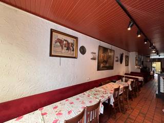 VERKOOP VAN VENNOOTSCHAP (gebouw + handelsfonds)<br /><br />Een welgelegen pand bestaande uit een handelsgelijkvloers (tot heden het bekende<br />restaurant Horse House) + duplex appartement. <br />Op het gelijkvloers: restaurant (45.50m²), keuken (19.10m²), bergplaats + sanitair (15.00m²); <br />Op de eerste verdieping: hal met trap, woonkamer (25.00m²), kamer 1 (13.40m²), berging;<br />Op de tweede verdieping: overloop, kamer 2 (13.75m²), badkamer (toilet, douche, wastafel);<br />Verder: ruime kelder.<br />Buitenschrijnwerk PVC dubbel glas - Centrale verwarming op aardgas<br />Perceeloppervlakte: 90 ca - kadastraal inkomen: 1.219EUR<br />Stedenbouwkundige inlichtingen aanwezig op kantoor.<br />Infos + bezoek: Peter Logist - 0475/25.76.66