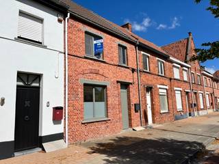 <strong>Volledig gerenoveerde woning met 190 m² bewoonbare oppervlakte</strong><br />Deze instapklare woning biedt verrassend veel ruimte en comfort. Op het gelijkvloers vind je vooraan een ruime wasplaats, met aansluitend een afzonderlijk gastentoilet. De open leefruimte met volledig uitgeruste, moderne keuken sluit rechtstreeks aan op de tuin met terras. Aangrenzend aan de keuken is er een praktische berging.<br />De uitgestrekte tuin leidt naar een achtergelegen garage, bereikbaar via een aparte toegangsweg. Extra opbergruimte is voorzien in de droge kelder.<br />Op de eerste verdieping bevinden zich twee volwaardige slaapkamers en een moderne badkamer met douche, toilet en lavabo. De zolderverdieping is ingericht als ruime master bedroom.<br /><strong>Troeven:</strong><br />Instapklaar en volledig geschilderd<br />EPC-label B<br />Beschikbaar vanaf 1 juni 2026<br />Voor meer info of een bezoek:<br />📞 0476 35 60 43 – Veerle Desmet