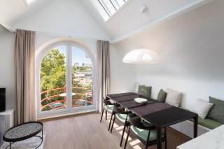 Zoekt u rust en ruimte in een appartement in het centrum van Antwerpen?<br />Dan is dit appartement beslist iets voor u!<br /><br />Dit bemeubelde appartement is op een uiterst gunstige locatie gelegen aan de Scheldekaaien in Antwerpen. <br />Tussen het historisch Centrum en het Eilandje, met een ideale verbinding via de Waaslandtunnel in en uit de stad.<br /><br />Het appartement bevindt zich op de bovenste verdieping van een mooi verzorgd gebouw.<br />Dankzij een groot raampartij overkijkend de Schelde en een grote lichtstraat geniet dit appartement van ongelooflijk veel lichtinval.<br />Dankzij het openplan living concept voelt dit appartement als een toffe stadsloft aan.<br /><br />Met zowel vanuit de leefruimte, als de eetruimte en de keuken geniet u van prachtige zichten op de Kaaien en de Schelde.<br />Vanuit de leefruimte hebt u toegang tot een west-georiënteerd balkon.<br /><br />Achteraan in het appartement bevindt zich de ruime slaapkamer, die rechtstreeks aansluit op de ensuite badkamer. Deze is uitgerust met een grote inloopdouche, een wastafel met praktische onderbouwkasten en een wasmachine, wat zorgt voor extra comfort en gebruiksgemak. In de nachthal bevindt zich daarnaast een gastentoilet, aangevuld met verschillende ingemaakte kasten die zorgen voor de nodige opbergruimte.<br /><br />Huurprijs: 1.150 EUR/maand<br />Kosten: 250 EUR/maand (gas, water, eleketriciteit & internet)<br />Beschikbaarheid: onmiddellijk<br /><br />Heeft u interesse in dit appartement?<br />Contacteer LISTED: +32 3 283 51 51.