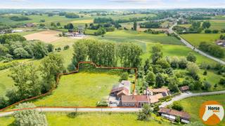 HERNE - Charmante gezinswoning met praktijkruimte, ruime opslagloods en weide<br /><br />Op zoek naar rust, ruimte én mogelijkheden? Dan is deze unieke eigendom precies wat u zoekt. Deze charmante woning is gelegen op een prachtig perceel van 74a44ca. Aanpalend is er nog een weide van 19a13ca dat tevens in gebruik is door de eigenaars. Ideaal voor paardenliefhebbers, zelfstandigen of wie simpelweg wil genieten van het buitenleven.<br /><br />De woning zelf is zeer ruim en praktisch ingedeeld. Op het gelijkvloers vindt u een gezellige woonkamer, een volledig uitgeruste keuken, een slaapkamer, een bureau én een mooie, lichtrijke praktijkruimte – perfect voor wie van thuis uit werkt of klanten ontvangt.<br /><br />Op de verdieping bevinden zich nog eens vier slaapkamers en een ruime badkamer, ideaal voor een groot gezin of wie graag logees ontvangt.<br /><br />Buiten vindt u alles wat het hart van een dierenliefhebber sneller doet slaan: verschillende bijgebouwen, waaronder stallen en opslagruimtes, en een royale weide waar uw dieren in alle rust kunnen grazen. Dit alles te midden van het groen, in een zeer rustige ligging, ver weg van de drukte maar toch met vlotte bereikbaarheid.<br /><br />Dit is een zeldzame kans voor wie op zoek is naar ruimte, natuur en mogelijkheden!<br />De vermelde prijs is een richtprijs. Na ontvangst van de biedingen zal de verkoper beslissen aan wie hij/zij de eigendom verkoopt. De richtprijs is aldus niet bindend voor de verkoper. Voor meer info kunt u ons contacteren 053/60.65.60
