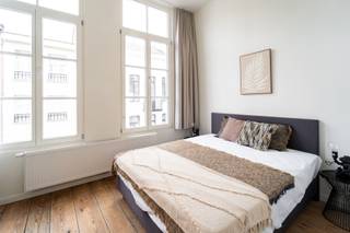 <p>In hartje Antwerpen vinden we deze charmante gesloten bebouwing, oorspronkelijk opgericht rond 1900 en in 2022 volledig gerenoveerd.<br /><br />Momenteel wordt het pand succesvol verhuurd via Airbnb, met een bewezen opbrengst van ca. €1.550 netto per maand, wat dit een uitstekende investeringsopportuniteit maakt voor wie op zoek is naar een rendabele en zorgeloze opbrengsteigendom.<br /><br />Wat dit pand extra interessant maakt, is het aanzienlijke groeipotentieel. De huidige opbrengst is slechts een vertrekpunt: door optimalisatie van inrichting kan het rendement verder verhoogd worden.<br /><br /><span><strong>INDELING</strong></span>:<br /><br />Via de inkom kom je meteen terecht in de gezellige leefruimte met zithoek en trap naar de bovenliggende verdiepingen.<br /><br />Op de tussenverdieping bevindt zich het gastentoilet.<br /><br />Op de eerste verdieping is er een lichtrijke open keuken met eetruimte, ideaal voor wie houdt van koken en gezellig tafelen.<br /><br />De tweede verdieping telt twee slaapkamers (een kleine en een grote), terwijl de derde verdieping ruimte biedt aan een derde slaapkamer aan de voorzijde en een moderne badkamer met inloopdouche en wastafel aan de achterzijde.<br /><br />De kelder is droog, volledig op stahoogte en verdeeld in twee compartimenten, waar zich onder meer de meters van de nutsvoorzieningen, de cv-installatie en de rioleringsaansluiting bevinden.<br /><br /><span><strong>BIJZONDERHEDEN</strong></span>:<br /><br />- Ideaal als Airbnb/investering<br />- Volledige renovatie in 2022<br />- Netto rendement ca. 4%: aanzienlijk groeipotentieel!<br />- Nabij gezellige cafés, restaurants en culturele hotspots<br />- Gelegen in de oude stadskern</p>