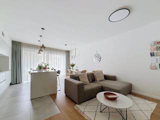 Dit kwalitatieve appartement uit 2019 op de Grotesteenweg combineert stijlvol comfort op parket en vloerverwarming met een uitstekende bereikbaarheid. Wonen in Berchem betekent dat je werkelijk alles bij de hand hebt: van gezellige buurtwinkels tot snelle verbindingen naar de Antwerpse binnenstad en de belangrijke invalswegen.<br /><br />Indeling van het appartement op de eerste verdieping met lift:<br /><br />Inkomhal: centrale ontvangsthal die toegang biedt tot alle ruimtes.<br />-Zeer ruime en lichtrijke woonkamer op parket met een moderne, volledig geïnstalleerde open keuken. <br />-Terras vooraan aansluitend op de leefruimte.<br />-Slaapkamer 1: volwaardige master bedroom op kwalitatieve parketvloer met toegang tot het terras achteraan<br />-Slaapkamer 2: wordt momenteel gebruikt als bureauruimte<br />-Terras achteraan: Rustig gelegen terras aan de achterzijde van het gebouw.<br />-Badkamer met een inloopdouche, dubbel lavabomeubel en handdoekdroger<br />-Zeer ruime berging met aansluiting voor wasmachine en droogkast<br />-Toilet apart<br /><br />Bijzonderheden:<br /><br />-Energiezuinig: Uiterst gunstige EPC-score A<br />-Afwerking: Parketvloer met comfortabele vloerverwarming<br />-Buitenruimte: Twee terrassen (voor- en achteraan)<br />-Parkeren: Ondergrondse autostaanplaats inbegrepen<br />-Gemeenschappelijke fietsenberging aanwezig<br />-Kosten: Maandelijkse gemeenschappelijke kosten voorschot € 70<br />-Garage verplicht bij te huren aan 115 euro/maand<br />-Beschikbaarheid: Te huren vanaf 01/11<br />
