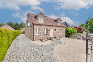 Op zoek naar een eigendom waar ruimte en functionaliteit centraal staan? Dan is deze vrijstaande woning op een perceel van maar liefst 1.377 m² absoluut een buitenkans — met als absolute troef het indrukwekkende magazijn.<br /><br />Bij het betreden van de woning komt u terecht in een aangename leefruimte met veel lichtinval, waar gezelligheid en comfort samenkomen.<br />De open keuken in landelijke stijl sluit hier mooi op aan en vormt het warme hart van de woning.<br />De woning beschikt over 3 volwaardige slaapkamers, ideaal voor een gezin of voor wie extra ruimte wenst voor een bureau of hobbykamer.<br /><br />Wat dit eigendom echt onderscheidt, is de sterke focus op praktische en professionele mogelijkheden.<br /><br />Het terrein is toegankelijk via twee aparte ingangen, waaronder een zijtoegang die rechtstreeks leidt naar de achterliggende zone — ideaal voor laden en lossen of professioneel gebruik.<br />Het absolute pluspunt is het ruime magazijn met twee hoge poorten. Dit biedt tal van mogelijkheden: opslag, werkplaats, atelier of uitvalsbasis voor zelfstandige activiteiten. Dankzij de vlotte bereikbaarheid en de omvang is dit magazijn perfect geschikt voor wie wonen en werken wil combineren.<br /><br />Daarnaast is er een vrijstaande garage met twee poorten en een extra opslagruimte op de verdieping, bereikbaar via een goederenlift — bijzonder praktisch voor professioneel gebruik of extra stockageruimte.<br /><br />Als <strong>extra troef</strong> beschikt het bijgebouw ook over een gezellig ingericht privé-café, ideaal om klanten, vrienden of familie in een unieke setting te ontvangen.<br /><br />Kortom, dit eigendom biedt een zeldzame combinatie van comfortabel wonen en uitgebreide werk- en opslagmogelijkheden, met het magazijn als absolute blikvanger.<br /><br />Interesse? Contacteer ons voor een bezoek en ontdek zelf de vele mogelijkheden van dit veelzijdige pand.<br /><br />
