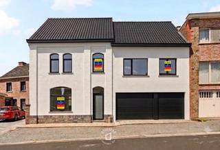 Op een centrale ligging bevinden zich deze<strong> 2 aanpalende eigendommen met een uitzonderlijk ruim volume</strong> en een prachtige, zonnige tuin. <strong>Momenteel vormen beide woningen één geheel, aangezien ze door dezelfde eigenaar werden gebruikt, maar een opsplitsing naar twee afzonderlijke entiteiten behoort perfect tot de mogelijkheden. Wildendries 9, </strong>een voormalig (handels)huis, situeert zich op <strong>een perceel van maar liefst 670 m</strong>² en biedt een waaier aan mogelijkheden voor wie op zoek is naar ruimte voor wonen, werken of een combinatie van beide. Op het gelijkvloers vinden we een ruime stockruimte(s) met garage, een royale leefruimte en een kelder. De 1e verdieping omvat een 2e leefruimte, keuken, twee slaapkamers, een berging en een zolderruimte. <strong>Wildendries 7</strong> <strong>bevindt zich op een perceel van 108 m²</strong> en beschikt op het gelijkvloers over een inkomhal, leefruimte met aansluitende keuken, douchekamer, wasplaats en kelder. Op de 1e verdieping bevinden zich 2 ruime slaapkamers van circa 16 m² en een badkamer. De zolder toegankelijk met VASTE TRAP van ongeveer 31 m² biedt bovendien nog tal van mogelijkheden om verder in te richten naar eigen wens.<strong> De absolute blikvanger van dit geheel is zonder twijfel de zalige tuin en het terras achteraan, waar u in alle rust kunt genieten van groen en privacy.</strong> Daarnaast beschikt het eigendom over bijzonder veel bergruimte, wat een grote meerwaarde vormt voor gezinnen, zelfstandigen of hobbyisten. Hoewel de woningen een opfrissing kunnen gebruiken, vormen ze een uitstekende basis dankzij hun royale volumes, authentieke charme en enorme potentieel. Verwarming gebeurt via CV op stookolie. Bovendien geniet u van een uiterst praktische ligging, met winkels, bakker, frituur, school en bushalte op wandelafstand.