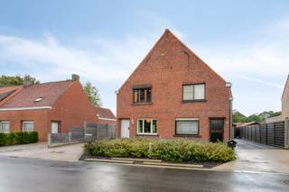 Deze charmante woning is gelegen in de Galgewegel 15 in Waregem.<br /><br /><strong>Indeling:</strong><br />Op het gelijkvloers hebben we de living, eetkamer met aansluitende de keuken, wasberging en vernieuwde badkamer. Naast de ruime garage is er achteraan bij de tuin ook een extra tuinberging/ opslagplaats.<br /><br />Op het eerste verdiep bevinden zich 2 slaapkamers en en toilet.<br />
<ul></ul>
<strong>Troeven:</strong>
<ul><li>Dak vernieuwd</li><li>Elektriciteit op het gelijkvloers werd vernieuwd </li><li>Topligging </li></ul>
Heeft u vragen of interesse, neem dan contact op met Jérôme Bossuyt 0472/61.10.10