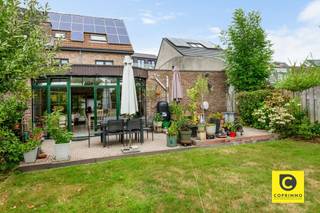 <p><span>Instapklare halfopen bebouwing met 4 slaapkamers, bureau en zuidwestgerichte tuin in centrum van Aartselaar</span></p><p><span> </span></p><p><span>Deze verzorgde en goed onderhouden halfopen bebouwing combineert ruimte, comfort en energiezuinigheid op een uitstekende locatie in Aartselaar. De woning staat op een mooi zuidwest georiënteerd perceel van 610 m² en beschikt over maar liefst 4 slaapkamers, een extra bureaukamer, een ruime garage en een oprit voor meerdere wagens.</span></p><p><span>Dankzij de 17 zonnepanelen in combinatie met een thuisbatterij en de aanwezige airco’s geniet u bovendien van hedendaags wooncomfort.</span></p><p><span> </span></p><p><span>Indeling:</span></p><p><span>Gelijkvloers</span></p><p><span>Bij binnenkomst valt meteen de lichtrijke en aangename leefruimte op. De open indeling zorgt voor een mooie verbinding tussen de woonkamer, eetruimte, keuken en de veranda/uitbouw.</span></p><p><span>De gezellige leefruimte is uitgerust met airconditioning. De open keuken is volledig ingericht en voorzien van de nodige toestellen. Aansluitend bevindt zich een praktische berging met douche, ideaal als extra bergruimte of voor dagelijks gebruik.</span></p><p><span>Via de grote schuiframen komt u rechtstreeks op het zonnige terras en in de verzorgde tuin. Dankzij de zuidwestelijke oriëntatie kunt u hier optimaal genieten van de zon. De tuin biedt bovendien veel privacy en vormt een heerlijke plek om te ontspannen, te spelen of gezellig samen te zijn met familie en vrienden.</span></p><p><span>Verder bevinden zich op het gelijkvloers een gastentoilet, ruime garage en een brede oprit met plaats voor meerdere wagens.</span></p><p><span> </span></p><p><span>Eerste verdieping</span></p><p><span>Op de eerste verdieping bevinden zich twee ruime slaapkamers voorzien van airco, naast een volledig uitgeruste badkamer met ligbad, lavabomeubel en toilet.</span></p><p><span>Daarnaast is er een veelzijdige extra ruimte die perfect dienst kan doen als bureaukamer, babykamer of dressing.</span></p><p><span> </span></p><p><span>Tweede verdieping</span></p><p><span>De tweede verdieping omvat nog twee volwaardige slaapkamers, waardoor de woning in totaal beschikt over vier slaapkamers. Ideaal voor een gezin, thuiswerk of wie nood heeft aan extra ruimte.</span></p><p><span> </span></p><p><span>Overzicht werken:</span></p><ul><li><span>Veranda/ uitbouw: 1999</span></li><li><span>Nieuwe verwarmingsketel= 2010</span></li><li><span>Ramen, garagepoort vernieuwd in 2013 </span></li><li><span>Plaatsen zonnepanelen: 17 stuks: 2016</span></li><li><span>Plaatsen airco: 2020</span></li><li><span>Thuis batterij voor de zonnepanelen: 2022</span></li></ul><p><span> </span></p><p><span>Troeven</span></p><ul><li><span>Zeer goed onderhouden halfopen bebouwing van 1991</span></li><li><span>4 slaapkamers + bureaukamer</span></li><li><span>Lichtrijke leefruimte op het gelijkvloers</span></li><li><span>Open keuken met toestellen</span></li><li><span>Veranda/uitbouw van 1999</span></li><li><span>Veel natuurlijke lichtinval</span></li><li><span>17 zonnepanelen met thuisbatterij</span></li><li><span>Airconditioning aanwezig</span></li><li><span>Ruime garage</span></li><li><span>Oprit met plaats voor meerdere wagens</span></li><li><span>Zuidwest georiënteerd perceel van 610 m²</span></li><li><span>Verzorgde en privacyvolle tuin</span></li><li><span>Kruipkelder</span></li><li><span>Betonconstructie</span></li><li><span>Kindvriendelijke en centrale ligging</span></li><li><span>Op wandelafstand van het centrum van Aartselaar</span></li></ul><p><span> </span></p><p><span>Wacht niet te lang om deze woning te ontdekken. Een instapklare woning met zoveel ruimte en een zuidwestgerichte tuin op deze centrale ligging is bijzonder gegeerd.</span></p><p><span> </span></p><p><span> </span></p><p><span> </span></p><p><span> </span></p><p><span> </span></p><p><span> </span></p>