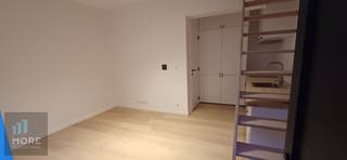 Maison entièrement rénovée avec au rez-de-chaussée un salon avec cuisine entièrement équipée et toilettes avec lavabo, à l'étage se trouve une chambre avec une salle de douche séparée et un lavabo. En d'autres termes, un petit studio mais avec une chambre séparée sous la forme d'une maison de ville :-)<br /><br /><br /><span><strong>Proposition sous conditions; Voir www.more.be, "annexes" et sous réserve de disponibilité.</strong></span>