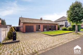 <p>Instapklare en gelijkvloerse woning te koop in Lommel! </p>
<p><strong>Lutlommel: Charmante woning met 1 slaapkamer (optie tot 2) op 547m² en zeer gunstige ligging.</strong></p>
<p> </p>
<p>Deze verzorgde en instapklare woning is gelegen op een mooi perceel van 5,47 are (547 m²) en biedt alle comfort van praktisch en toekomstgericht wonen. De woning is volledig gelijkvloers ingericht, waardoor alle ruimtes zich op één niveau bevinden. Dit maakt de woning bijzonder geschikt voor jonge starters, koppels en wie op zoek is naar een comfortabele woning voor de lange termijn. De woning beschikt over een conforme elektrische installatie en behaalt een EPC-label C. Daardoor geldt er geen renovatieverplichting. Met andere woorden, u kunt meteen beginnen genieten van uw nieuwe woonst.</p>
<p>Ook de ligging vormt een belangrijke troef. De woning bevindt zich nabij winkels, scholen en diverse dagelijkse voorzieningen. Dankzij de goede verbinding met de belangrijkste invalswegen zijn zowel Eindhoven als Hasselt vlot bereikbaar.</p>
<p> </p>
<p><strong><u>Troeven:</u></strong></p>
<ul><li>Volledig gelijkvloers ingericht (levensloopbestendig)</li><li>Conforme elektrische installatie</li><li>EPC-label C (=geen renovatieverplichting!)</li><li>Centrale ligging nabij alle dagelijkse voorzieningen</li><li>Veranda aanwezig</li><li>Inpandige garage</li><li>Polyvalente kamer (momenteel bureau) die als 2e slaapkamer kan ingericht worden</li></ul>
<p>Indeling: zie plannen in bijlage.</p>
