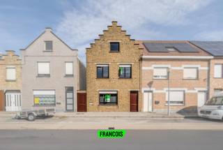 In een rustige woonwijk, op wandelafstand van het centrum van Diksmuide, bevindt zich deze te renoveren woning met 3 slaapkamers. Dankzij de...