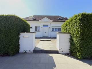 <p><strong>VRIJ VANAF 1 JULI | VRIJSTAANDE WONING MET 4 SLAAPKAMERS, GARAGE EN ZONNIGE TUIN</strong><br />Deze eigendom omvat 5 slaapkamers, een inpandige garage en een zongerichte tuin. <br />Dit op een perceel van 658 m² langs de Deken Darraslaan in Tielt, met centrale ligging.<br />Dankzij de uitstekende locatie bevindt u zich op wandelafstand van de markt, winkels, supermarkten, scholen, restaurants en openbaar vervoer.</p><p><strong>INDELING: </strong><br />We komen binnen in de inkomhal met een afzonderlijk gastentoilet en die toegang biedt tot alle vertrekken alsook de leefruimte. De leefruimte biedt veel raampartijen die voor veel natuurlijk lichtinval zorgen. De leefruimte is tevens voorzien van een gezellige schouw en biedt toegang tot de keuken. De keuken met gezellige eethoek is voorzien van alle nodige comfort, waaronder een spoelbak, oven, vaatwasmachine, kookplaat, dampkap en koelkast. Op het gelijkvloers bevinden zich verder nog drie volwaardige slaapkamers, toegang tot een droge kelder, een inpandige garage en een badkamer uitgerust met een bad, lavabo en toilet. De bovenverdieping biedt nog twee extra slaapkamers. Eén slaapkamer beschikt over een eigen douche en lavabo, terwijl de andere toegang geeft tot een bijkomende zolderkamer die perfect kan dienen als hobbyruimte, bureau of extra bergruimte.</p><p><strong>EXTERIEUR: </strong><br />Rondom de woning geniet u van een mooie aangelegde, zongerichte tuin. Ook is er een praktisch tuinhuis voorzien.</p><p><strong>TROEVEN: </strong><br />- 5 volwaardige slaapkamers<br />- Garage<br />- Tuinhuis voorzien<br />- Zuidgerichte tuin<br />- Centrale ligging</p>