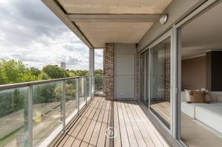 Op een residentiële toplocatie in het hart van Tongeren bevindt zich dit uitzonderlijke appartement, dat de volledige zesde verdieping beslaat. Het appartement biedt absolute privacy en een zeldzame 360°-beleving, bekroond met een blijvend, prachtig zicht op de historische basiliek. Alle dagelijkse voorzieningen en het bruisende stadsleven bevinden zich op comfortabele wandelafstand.<br /><br />Met een bewoonbare oppervlakte van meer dan 250 m² ademt dit appartement rust en ruimte. Dankzij terrassen in alle windrichtingen stroomt het natuurlijke licht de hele dag door rijkelijk naar binnen. Op elk moment van de dag geniet u hier van de zon en een ongeëvenaard weids uitzicht over de stad.<br /><br />Het appartement, toegankelijk via twee afzonderlijke inkomdeuren, verwelkomt u in een royale inkomhal. Deze leidt naar een indrukwekkende leefruimte van 77 m², naadloos verbonden met twee zuidgerichte terrassen. Aansluitend bevindt zich de open keuken met een ruime eetplaats van 45 m², een omgeving die uitnodigt tot uitgebreid dineren en ontvangen.<br /><br />Ook het nachtgedeelte is doordacht en genereus ontworpen. De master bedroom van 31 m² beschikt over een overdekt, westgericht terras en wordt geflankeerd door een badkamer met zowel ligbad als douche. Daarnaast is er een tweede volwaardige slaapkamer met een eigen, tweede badkamer.<br /><br />Een opvallende troef is de polyvalente ruimte van 40 m², met directe toegang tot twee oostgerichte terrassen. Deze kamer laat zich perfect inrichten als thuiskantoor, dressing of derde slaapkamer. Twee praktische wasplaatsen maken het wooncomfort compleet.<br />Het gebouw dateert uit 2010 en koppelt een tijdloze uitstraling aan een gunstige EPC-score (B). De lift brengt u rechtstreeks naar de ondergrondse verdieping, waar een private kelderberging is voorzien. Er is tevens de mogelijkheid om een garagebox aan te kopen.<br /><br />Een unieke woonbeleving waar ruimte, natuurlijk licht en een sublieme ligging harmonieus samenkomen.
