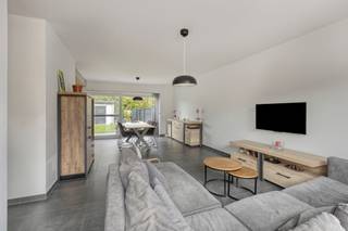 <p>Recente en instapklare woning (bouwjaar 2019) gelegen in het rustige en vlot bereikbare Bekkevoort. Deze eigentijdse woning beschikt over drie volwaardige slaapkamers en een moderne badkamer, ideaal voor gezinnen of koppels die op zoek zijn naar comfort en ruimte.</p>
<p>De woning is energiezuinig met een gunstig EPC-label E1 (bijna energieneutraal) en voorzien van zonnepanelen. Verwarming gebeurt via een centrale verwarming op gas, met vloerverwarming op de gelijkvloerse verdieping voor extra wooncomfort.</p>
<p>Op het gelijkvloers geniet u van een lichtrijke leefruimte met directe toegang tot het terras en het gezellige tuintje, perfect om te ontspannen of gasten te ontvangen. Buiten beschikt de woning over een dubbele oprit met carport, wat zorgt voor voldoende parkeergelegenheid.</p>
<p>De ligging is een absolute troef: nabij winkels, openbaar vervoer en met een vlotte verbinding naar de E314, waardoor u zich snel richting Leuven, Aarschot of Hasselt verplaatst.</p>
<p>Kortom, een ideale combinatie van modern wonen, energiezuinigheid en een uitstekende bereikbaarheid.</p>