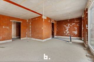 Ontdek deze moderne halfopen bebouwing in Roeselare, ideaal gelegen in een rustige en groene omgeving, maar toch vlakbij de R32 en de E403. Zo combineert u de rust van het wonen in een aangename buurt met een vlotte bereikbaarheid naar omliggende steden.<br /><br />Indeling van de woning<br />Gelijkvloers<br />- Ruime inkomhal met gastentoilet<br />- Lichtrijke leefruimte met open keuken, ideaal voor gezellige familiemomenten<br />- Praktische berging<br />- Inpandige garage<br /><br />Eerste verdieping<br />- Nachthal met toegang tot de zolder<br />- Apart toilet<br />- Moderne badkamer<br />- 4 volwaardige slaapkamers<br /><br />Zolderverdiep<br />- Ruime zolder, perfect als extra opbergruimte of mogelijke hobbykamer<br /><br />Extra troeven<br />- Hedendaagse architectuur en kwalitatieve afwerking<br />- Rustige ligging met uitstekende verbindingen<br />- Energiezuinige nieuwbouw volgens de huidige normen<br /><br />Inspraak in de afwerking: kies mee de materialen en details naar uw smaak.<br />Hoe sneller u beslist, hoe groter uw invloed op de afwerking!<br /><br />*Renders werden louter toegevoegd ter illustratie.<br /><br />Wenst u deze woning helemaal naar uw eigen wensen af te werken en intrekken in een instapklare nieuwbouw in Roeselare?<br />Neem snel contact op voor meer informatie of een bezoek!