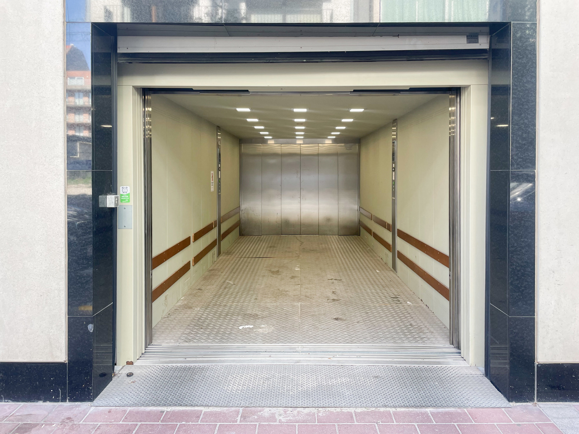 Autostaanplaats centraal gelegen nabij de Lippenslaan, het centrum en het Van Bunnenplein - foto 4