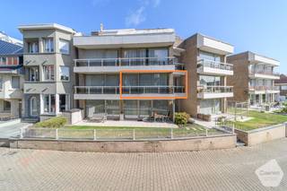 Ontdek deze charmante en lichtrijke studio, volledig<strong> zuidgericht</strong> en gelegen in het centrum van De Panne, op wandelafstand van zee en alle voorzieningen. Dankzij de <strong>recente renovatie</strong> geniet u hier van modern comfort in een aangename en rustige omgeving.<br /><br /><strong>Indeling:</strong>
<ul>
	<li>Gezellige leefruimte met toegang tot het <strong>zuidgericht terras</strong></li>
	<li>Compacte keuken voorzien van<strong> inductiekookplaat</strong></li>
	<li>Badkamer met toilet en douche</li>
	<li>1 aparte slaapkamer</li>
</ul>
<strong>Troeven:</strong>

<ul>
	<li>Energiezuinig: <strong>EPC-label B</strong></li>
	<li>Zuidgericht terras aan keuken en leefruimte</li>
	<li>Recent gerenoveerd, instapklaar</li>
	<li>Mogelijkheid tot aankoop van <strong>2 garages</strong></li>
</ul>
Deze studio vormt de ideale uitvalsbasis aan de kust, zowel als tweede verblijf, investering of compacte woonst.<br />Interesse? Contacteer ons vandaag nog voor meer informatie of een bezoek!