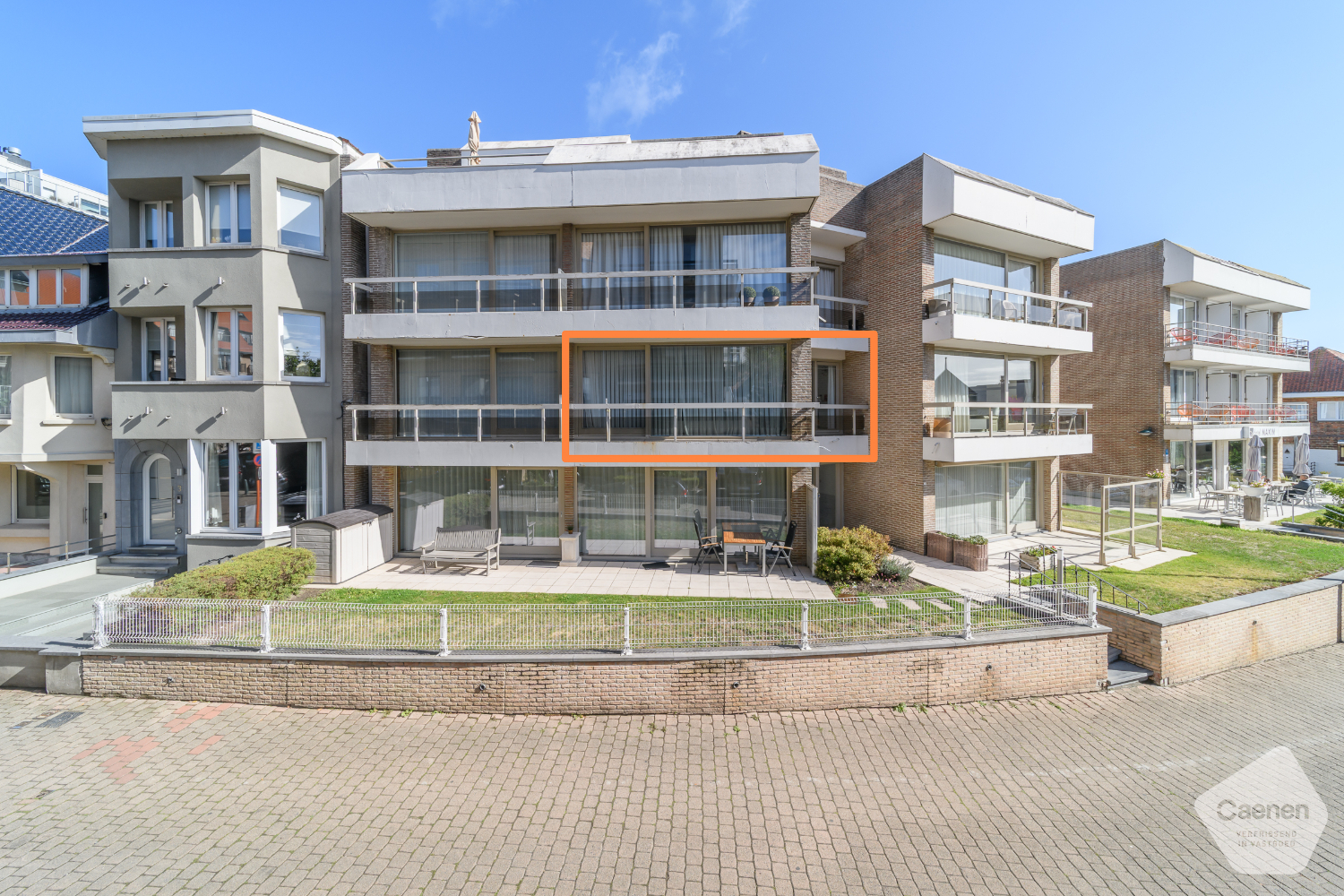 Recent gerenoveerde studio met aparte slaapkamer en terras in hartje De Panne - foto 1