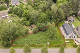 Bent u op zoek naar de perfecte plek om uw droomwoning te realiseren? Dit brede perceel van 849 m² biedt u een zeldzame combinatie van rust, ruimte...