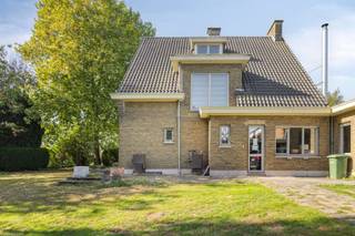 <p><span>Ruime woning vlakbij het centrum van Oudenaarde.</span></p><p><span> </span></p><p><span>INDELING</span></p><p><span>De woning omvat een ruime inkomhal met gastentoilet.</span></p><p><span>Verder heb je op de gelijkvloerse verdieping een grote, moderne leefkeuken en een ruime living.</span></p><p><span>Op de eerste verdieping heb je 3 grote slaapkamers en een badkamer.</span></p><p><span>De woning heeft een vaste trap naar de zolder waar nog kamers kunnen bij gemaakt worden.</span></p><p><span>Rondom de woning is er een grote tuin met mooie, oude bomen.</span></p><p><span> </span></p><p><span>LIGGING</span></p><p><span>De woning is tevens toegankelijk via de poort Gentstraat 31, deze woning geniet een erfdienstbaarbeid over dit perceel.</span></p><p><span> </span></p><p><span>PRAKTISCH</span></p><p><span>Voor meer info en/of een afspraak bel Eefje van Immo d'hondt 0498 88 88 89</span></p><p><span> </span></p><p><span>De woning wordt momenteel als bureel gebruikt, om een beter ruimtelijk inzicht te geven hebben we het AI de kantoorinrichting verwijderd.</span></p><p><span> </span></p>
