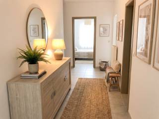 Appartement met drie slaapkamers en tuin te Oudenaarde.Het appartement is als volgt ingedeeld: inkomhal, lichtrijke leefruimte met open geïnstalleerde keuken, nachthal, drie slaapkamers en twee badkamers.Er is een zonnige tuin bij om in te vertoeven.Het appartement beschikt ook over een gesloten garage.Contacteer Anouk voor bezoek of meer info 0476635628 / anouk@pattymo.be