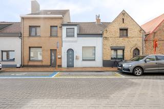 Ready to move in two-bedroom house for sale located in Nieuwpoort, Emiel Coppietersstraat 114. Located a short distance from the city center...