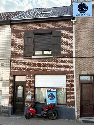 LEUKE WONING NABIJ CENTRUM NINOVERichtprijs : 212.500 euroDe woning heeft een ruime living met een open keuken.Achter de keuken is de badkamer...