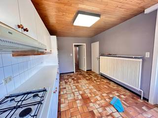 Ruime woning met tuin te koop in Heuvelland.Indeling als volgt: Inkom, wc, woonkamer, keuken1ste verdiep: 2 kamers &amp; badkamer.Ruime zolder met...