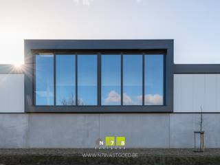 <p><strong>UNIT 04 (BLOK A) VAN 396M² + 83M² VERDIEPING GELEGEN OP HET IQ-PARK TE LANKLAAR. </strong><br /><br /><strong>KENMERKEN<br /></strong>- oppervlakte hal: 396m²<br />- oppervlakte verdiep: 83m²<br />- 1 sectionaalpoort (4.00m breed x 4.20m hoog)<br />- gevelbekleding: geïsoleerde sandwichpanelen <br />- gepolierde betonvloer<br />- vloer geïsoleerd<br />- verkoop in CASCO staat<strong><br /></strong></p>
<p><strong>FASE 4</strong><br />Fase 4 van het IQ-Park omvat de bouw van <strong>18 bedrijfsunits met of zonder kantoren</strong> en de optie van een unit met <strong>conciërgewoning</strong> uitgevend op de Zuid-Willemsvaart. Daarnaast komt er op de site een <strong>gebouw van zes verdiepingen</strong> hoog met een diverse invulling. Op het gelijkvloers komt een bistro, terwijl de eerste tot en met de zesde verdieping plaats bieden aan tien kantoorruimtes. Daarnaast komt er op de vijfde verdieping een conciërgewoning met een prachtig uitzicht op het water.</p>
<p>Dit alles midden in de kennisregio Eindhoven-Luik-Maastricht-Aken, met uitgebreide mogelijkheden tot groei en innovatie.<br /><br /><strong>KMO-UNITS</strong><br />De KMO-units worden verdeeld over 3 gebouwen en hebben een <strong>oppervlakte vanaf 246m²</strong>. Een aantal units zijn voorzien van een tussenvloer waar een kantoor ingericht kan worden. Het gebouw gelegen langs de Zuid-Willemsvaart omvat 3 units welke de mogelijkheden hebben om een conciërgewoning in onder te brengen.<br /><br /><strong>KOPGEBOUW</strong><br />Het kopgebouw van zes verdiepingen hoog omvat een mix van horeca, kantoorruimtes en een conciërgewoning.<br />- Gelijkvloers: bistro van 175m² + 94m² terras.<br />- 1°, 2°, 3°, 4° & 5° verdieping: kantoorruimtes vanaf 124m² tot 145m² + terrassen. <br />- 5° verdieping: conciërgewoning 145m² + 11m² terras.<br />- 6° verdieping: top office 173m² + terras 102m².</p>
<p>Bekijkt u deze advertentie via een aanverwante vastgoedsite, surf dan zeker naar onze website <strong>www.N78vastgoed.be</strong> voor een uitgebreide beschrijving en plannen. <strong>Meer info: +32 (0)89 86 18 88 of info@N78vastgoed.be.</strong></p>
<p><br /><strong></strong></p>