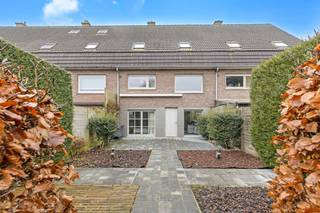 Deze instapklare bel-etage te koop in Beveren-Leie heeft 4 kamers en zuidgerichte tuin met terras en ligt op een perceel van ca. 350m². Naast...