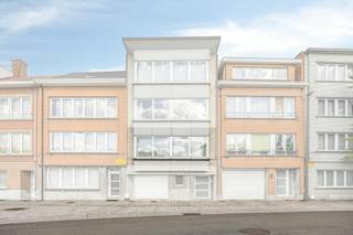 Een van de grote troeven van deze woning is de uitzonderlijke buitenruimte. Het appartement beschikt over een zeer lichtrijke keuken en woonkamer, twee kamers, badkamer, en een groot privéterras én een private tuin, ideaal om in alle rust te genieten van het buitenleven, gezellig te ontspannen of vrienden en familie te ontvangen. Daarnaast beschikt de woning over een eigen autostaanplaats, een extra comfort in deze centrale omgeving.<br /><br />De ligging is bijzonder praktisch: winkels, scholen, openbaar vervoer, horeca en dagelijkse voorzieningen bevinden zich allemaal op wandelafstand. Ook belangrijke verbindingswegen zijn vlot bereikbaar.<br /><br />Troeven op een rijtje:<br /><br />2-kamerappartement<br />Groot privéterras<br />Private tuin<br />Eigen autostaanplaats<br />Gelegen in een kleine mede-eigendom<br />Rustige en centrale ligging<br />Alles op wandelafstand<br />Ideaal als eigen woning of investering<br /><br />Een appartement met een mooie combinatie van comfort, buitenruimte en een uitstekende ligging: contacteer olivia.laporte@dewaele.com<br /><br />Bestuursmaatregelen in het maatregelenregister: nee