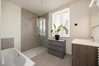 Zeer recente en energiezuinige woning met 4 slaapkamers en carport gelegen in een zeer rustige residentiële wijk nabij het centrum van Weelde!...