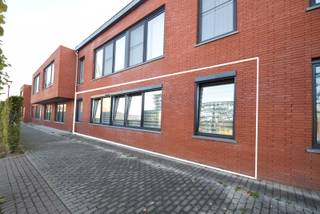 <p><span><span>Op zoek naar een comfortabel en praktisch appartement in Bovekerke? Dit aangename appartement beschikt over een ruime en lichtrijke leefruimte en biedt alles wat je nodig hebt voor aangenaam wonen.<br /><br />Het appartement omvat een inkomhal met apart toilet, gevolgd door een gezellige living met aansluitend een open keuken. De keuken is uitgerust met een praktisch kookeiland en alle nodige toestellen, waardoor koken en samen tafelen extra aangenaam wordt.<br /><br />Verder beschikt het appartement over een handige berging, drie slaapkamers en een verzorgde badkamer met dubbele lavabo en douchebad.<br />Een bijkomende troef is de privatieve inkomdeur die rechtstreeks uitgeeft op de binnenkoer, waardoor je geniet van een eigen en aangename toegang tot het appartement.<br /><br />Bij het appartement hoort bovendien een private parkeerplaats op de binnenplaats van het appartementsgebouw.<br /><br />Indeling: inkomhal – toilet – living – open keuken met eiland en toestellen – berging – slaapkamer1 - slaapkamer 2 - slaapkamer 3 – badkamer uitgerust met dubbele lavabo en douchebad.<br /><br />Een praktisch en comfortabel appartement met drie slaapkamers, een eigen parkeerplaats en een privatieve toegang, gelegen in het rustige Bovekerke.<br /><br />Huurprijs appartement + staanplaats: €745,00/maand.<br />Gemeenschappelijke kosten (syndic): €50,00/maand.<br /><br />Vrij vanaf oktober 2026.<br /><br />Word jij de gelukkige bewoner van dit appartement? Aarzel dan niet en neem contact met ons kantoor voor een bezoek ter plaatse.</span></span></p>