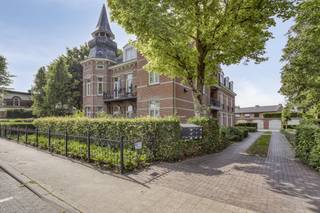 Het appartement is piekfijn onderhouden en met oog voor detail ingericht. De inkomhal is voorzien van een apart gastentoilet en geeft toegang tot...