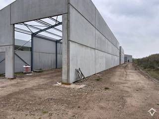 Nieuwe KMO-units te Roeselare, een modern en duurzaam bedrijventerrein bestaande uit 10 loodsen.<br /><br />In dit nieuwe KMO-park, *ARDOPOORT*, bieden wij een loods van 180 m² te koop aan, voorzien van een regenwaterput van 3000 liters. Er zijn ook 3 parkeerplaatsen te koop bij deze unit.<br /><br />Deze UNIT (nr. A) heeft een strategische ligging te Roeselare. Het bedrijventerrein is ideaal voor kleine en middelgrote ondernemingen die op zoek zijn naar een functionele, duurzame en goed bereikbare uitvalsbasis in West-Vlaanderen.<br /><br />Interesse? Neem contact met ons op voor meer info of een bezoek ter plaatse. De prijs is exclusief 21% BTW en exclusief kosten notaris, aansluitingskosten, ....