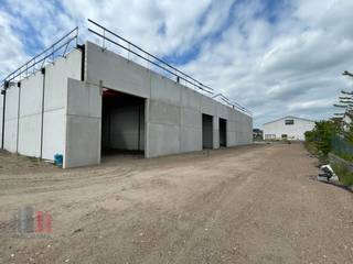 Nieuwbouw KMO-unit van <strong>175 m² en 2 privatieve parkeerplaatsen</strong> te koop, de unit maakt deel uit van het gloednieuwe bedrijvenpark <strong>"URSUS"</strong> die bestaat uit 17 KMO-units te koop met oppervlaktes tussen 175 m² en 227 m² (samenvoegbaar tot grotere oppervlaktes). Fantastisch gelegen nabij het centrum van Meulebeke en Tielt, op amper 4 km van de Brugsesteenweg (N50) en op slechts 5 km van de Pittemsesteenweg (N37) met een vlotte verbinding naar de E403 op- en afrit 8 Roeselare-Beveren.<br /><br />De casco magazijnen (en eventueel bijhorende kantoren) zijn opgebouwd uit geprefabriceerde geïsoleerde sandwichelementen in beton of metalen sandwichpanelen of een combinatie van beide. De loodsen, allen brandklasse B, hebben een vrije hoogte van +/- 6 meter en zijn toegankelijk via een automatische sectionale poort (al dan niet met een aparte toegangsdeur en glaspartij) en zijn voorzien van een lichtstraat. De duurzame bedrijfsgebouwen zijn gelegen in industriegebied voor ambachtelijke bedrijven en KMO's en zijn geschikt voor zowel opslag, productie, verwerking van goederen, groothandel, transport -en distributieactiviteiten, ... <br /><br />De units 1 tot en met 10 genieten van een uitstekende zichtbaarheid vanaf de Randweg, waardoor uw visuele aanwezigheid zowel voor voorbijrijdend verkeer als voor bezoekers aanzienlijk wordt versterkt.<br /><br />Per unit zijn er minstens twee privatieve parkeerplaatsen voorzien.<br />Er zijn ruime parkeer- en manoeuvreerruimte voorzien op het terrein. Voorziene oplevering begin Q2 2026.<br /><br />Contacteer <strong>PANORAMA B2B</strong> voor bijkomende inlichtingen, plannen of een vrijblijvend plaatsbezoek <strong>050 300 800</strong>.
